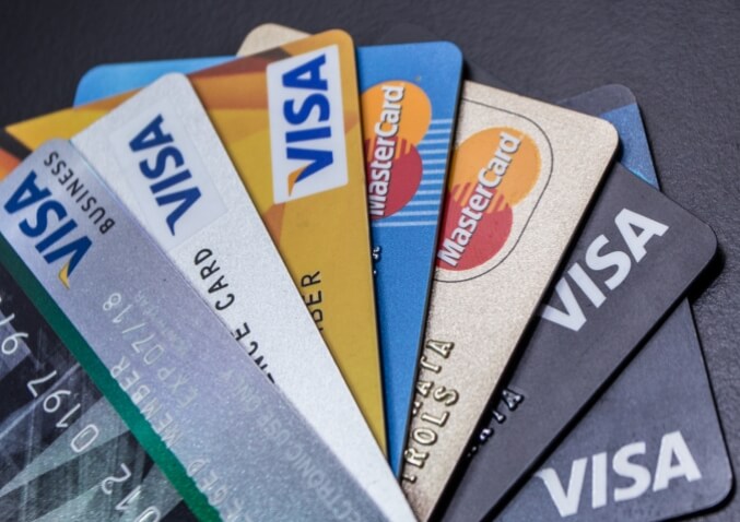 신용 카드 소지자 대출을 의미하는 신용카드 이미지 입니다.